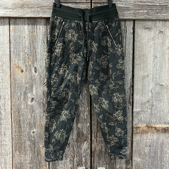 Athleta Trekkie North Floral Printed Jogger Pants Green Floral Size 2P - Picture 2 of 8